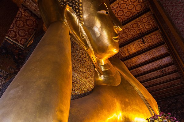 Wat Pho: the reclining Buddha measures 46 metres long and 15 metres high, finished in gold leaf